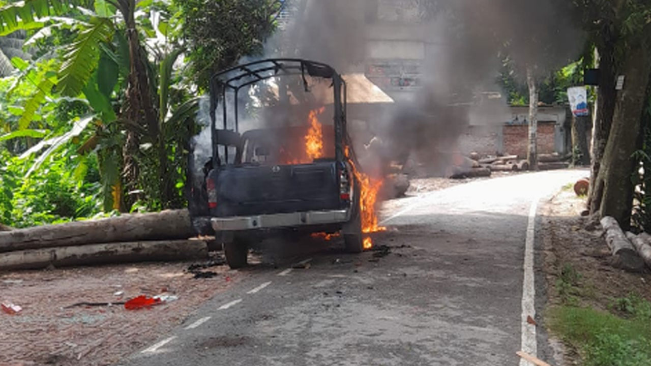 গোপালগঞ্জে পুলিশের গাড়িতে আগুন