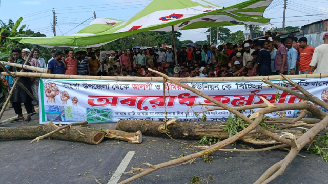 ফরিদপুরে চলছে অবরোধ ,ঢাকার সঙ্গে দক্ষিণবঙ্গের ২১ জেলার সড়ক যোগাযোগ বন্ধ