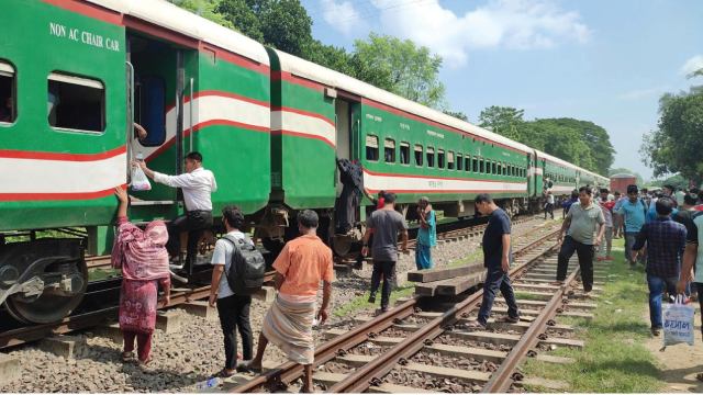 ট্রেন ছাড়তে দেরি হওয়ায় ট্রেনযাত্রী ও গ্রামবাসী সংঘর্ষ