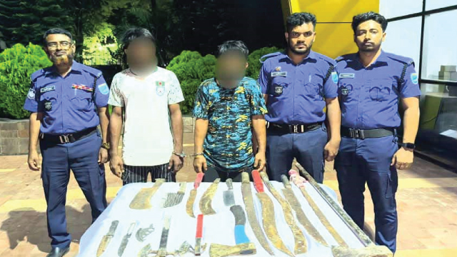 মুন্সীগঞ্জে যৌথ বাহিনীর অভিযানে দেশীয় অস্ত্র সহ গ্রেফতার-২