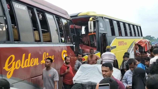 ঢাকা-বরিশাল মহাসড়কে দুই বাসের মুখোমুখি সংঘর্ষে অন্তত আহত ২০