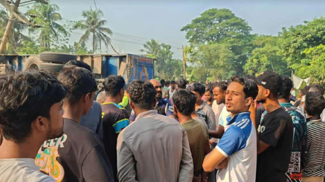 পাবনায় ট্রাকচাপায় দুই স্কুল শিক্ষার্থীসহ নিহত ৩