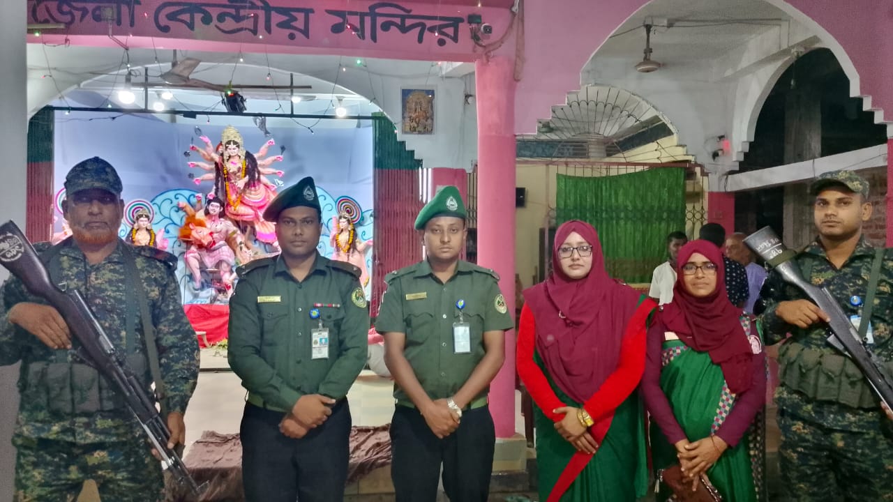সুন্দরগঞ্জ উপজেলায় পূজা মন্ডপে দায়িত্বশীল ভূমিকায় আনসার ভিডিপির সদস্যরা