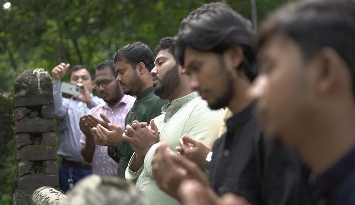 একাত্তরের শহিদ আবদুর রবের কবর জিয়ারত করলেন চাকসুর ভিপি-জিএসরা