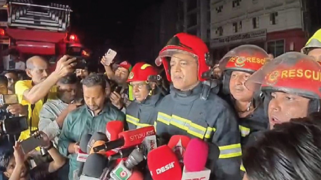 মিরপুরে কমিউনিটি সেন্টারে আগুন নিয়ন্ত্রণের পর যা জানালো ফায়ার সার্ভিস