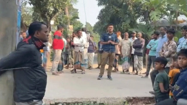 আগুন দেয়ার অভিযোগে আ.লীগ নেতার ছেলেকে খুঁটিতে বেঁধে মারধর
