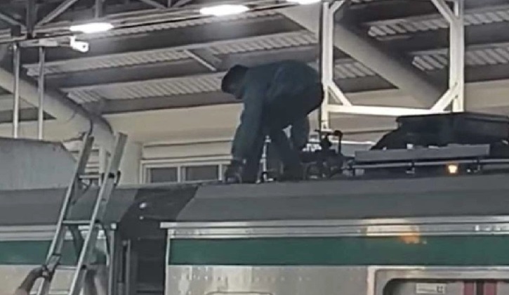 মেট্রো রেলের ছাদে উঠলেন দুই ব্যক্তি, চলাচল বন্ধ