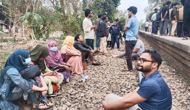 আবারও রাজশাহী-ঢাকা রেলপথ অবরোধ করে শিক্ষার্থীদের বিক্ষােভ
