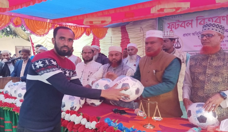 মান্দায় জামায়াতের এমপি প্রার্থী খন্দকার আব্দুর রাকিবের উদ্যোগে ফুটবল বিতরণ