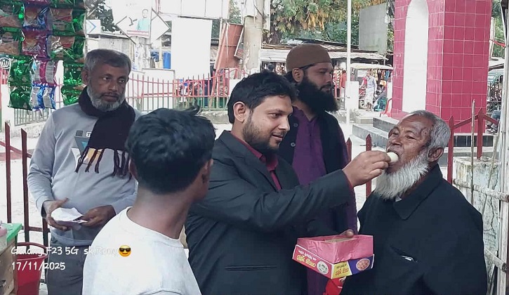 শেখ হাসিনার ফাঁসির রায়ে বাগেরহাটে মিষ্টি বিতরণ