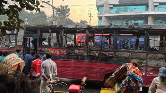 রাজধানীতে দুটি বাসে আগুন