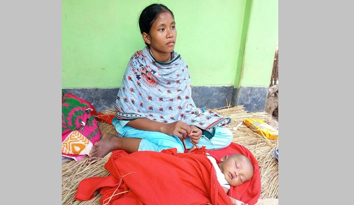 বাচ্চার পিতৃপরিচয় দাবিতে প্রেমিকর বাড়িতে অনশন প্রেমিকার