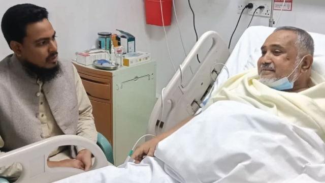 ডা. মোহাম্মদ তাহেরকে দেখতে হাসপাতালে গেলেন আখতার হোসেন