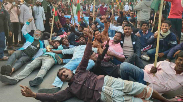 রাজশাহী-১ আসনে বিএনপির প্রার্থী পরিবর্তনের দাবিতে অবরোধ