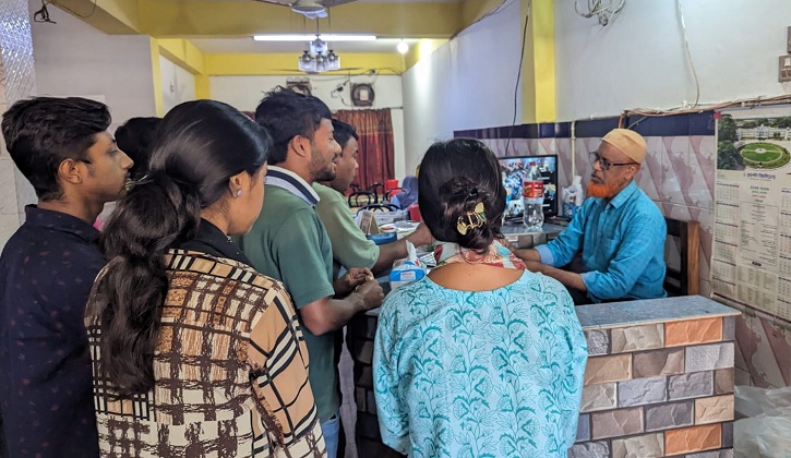 ক্যাম্পাস সংলগ্ন খাবার দোকানে খাদ্য নিরাপত্তা বিষয়ক সচেতনতা কার্যক্রম অনুষ্ঠিত