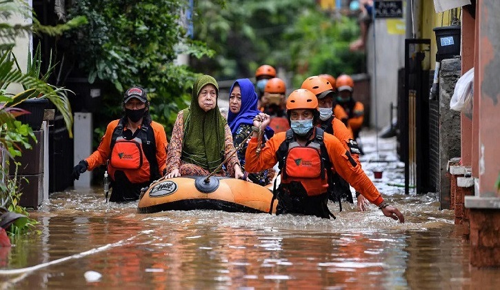 আকস্মিক বন্যার কবলে ইন্দোনেশিয়া, নিহতের সংখ্যা বেড়ে ২৪৮
