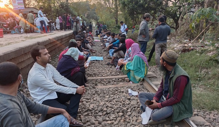 ৪৭তম বিসিএসের লিখিত পেছানোর দাবিতে রাজশাহী-ঢাকা রেললাইন অবরোধ রাবি শিক্ষার্থীদের