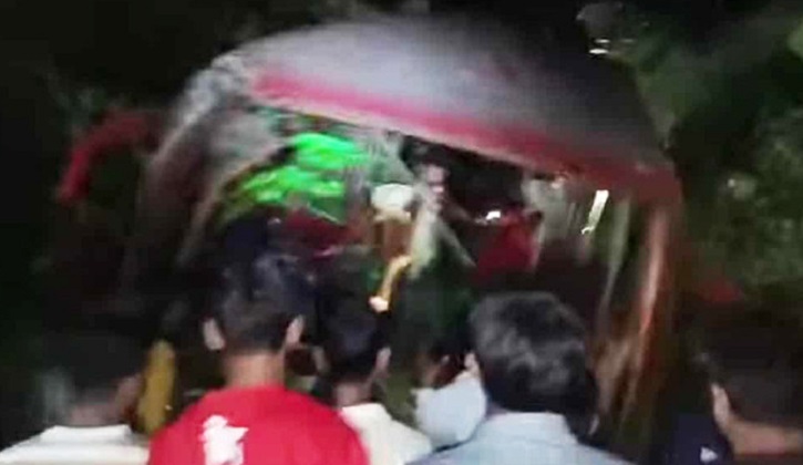 সীতাকুণ্ডে নিয়ন্ত্রণ হারিয়ে ট্রাকের পেছনে বাসের ধাক্কা, নিহত ৫