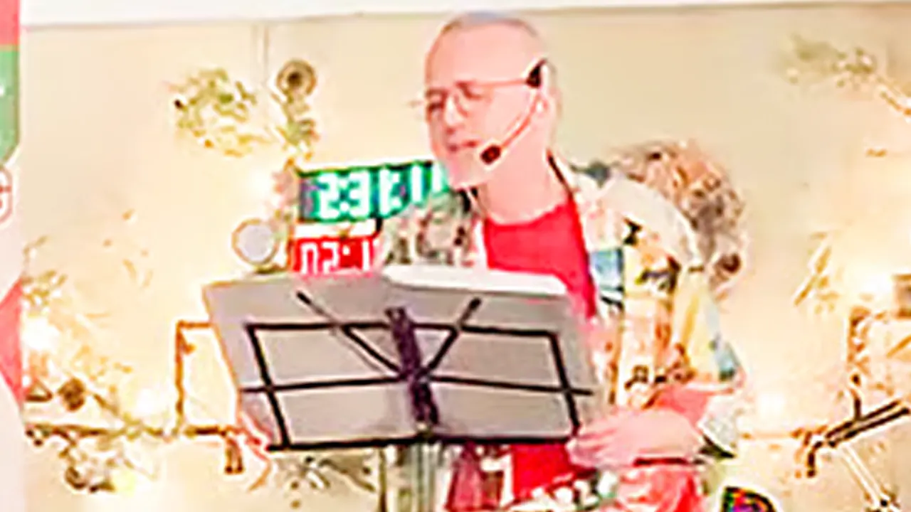 টানা ৪২ ঘণ্টা গান গাইলেন স্যান্ডউইচ বিক্রেতা