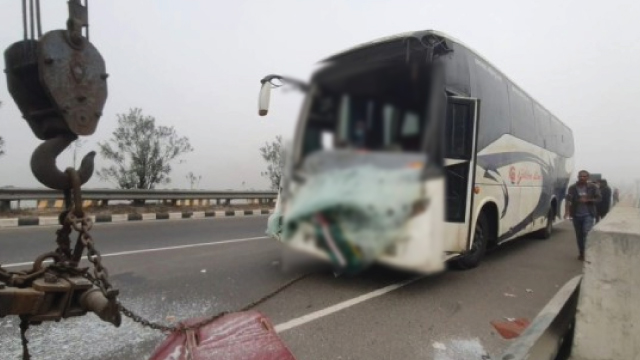 ঘন কুয়াশায় ঢাকা মাওয়া এক্সপ্রেসওয়েতে তিন যাত্রীবাহী বাস ও কাভারভ্যানের সংঘর্ষ!