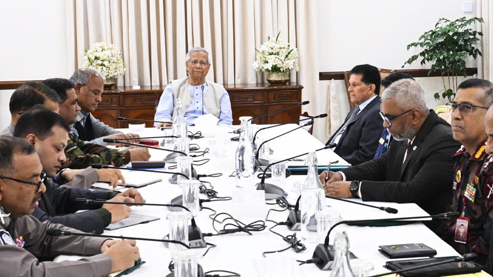 আইনশৃঙ্খলা পরিস্থিতি পর্যালোচনায় প্রধান উপদেষ্টার নেতৃত্বে বৈঠক