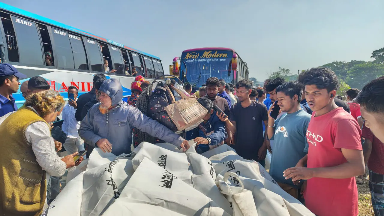 বাসের সঙ্গে সংঘর্ষে অটোরিকশার ৪ যাত্রী নিহত
