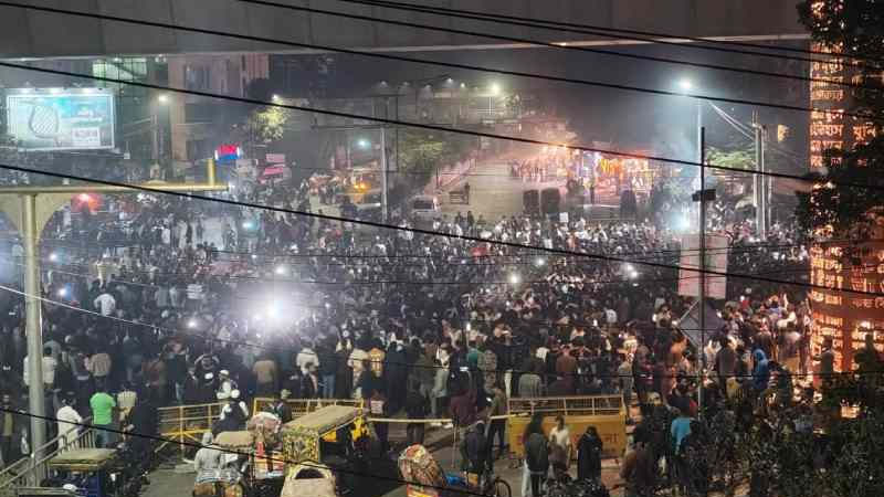 হাদি হত্যার বিচারের দাবিতে উত্তাল দেশ, বিভিন্ন স্থানে ভাঙচুর-অগ্নিসংযোগ