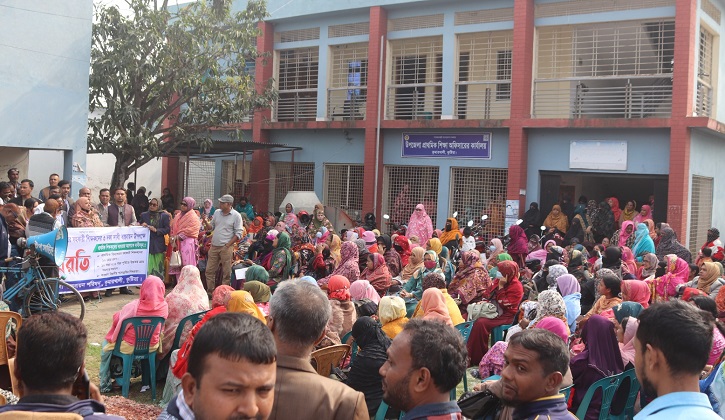 শিক্ষার্থীরা ক্লাসে উপস্থিত থাকলেও কর্মবিরতিতে শিক্ষকরা, ব্যাহত হচ্ছে পাঠদানে