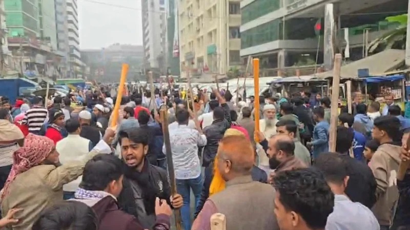 কারওয়ান বাজারে চাঁদাবাজির বিরুদ্ধে মানববন্ধনে হামলা, ব্যবসায়ীদের মামলায় গ্রেফতার ৯