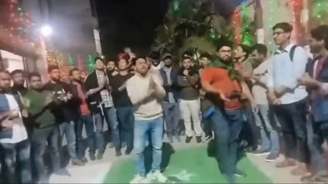 পাকিস্তানের পতাকা পদদলিত করতে না দেয়ায় মধ্যরাতে জবি ছাত্রদলের বিক্ষোভ