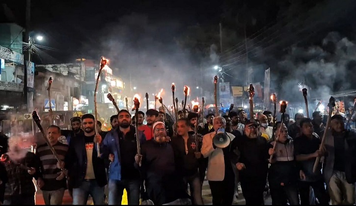 নওগাঁ-৫ আসনে বিএনপির প্রার্থী পরিবর্তনের দাবিতে মশাল মিছিল