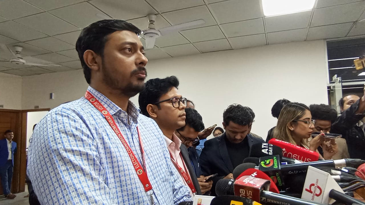 সাংবাদিকদের সাথে কথা বলছেন নাসীরুদ্দিন পাটওয়ারী