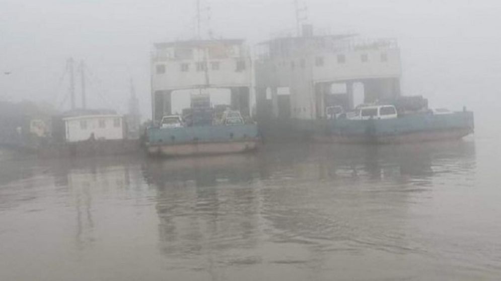 ঘন কুয়াশায় কারণে দৌলতদিয়া-পাটুরিয়া নৌরুটে ফেরি চলাচল বন্ধ