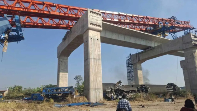 থাইল্যান্ডে চলন্ত ট্রেনের ওপর ক্রেন ভেঙে পড়ে নিহত অন্তত ২২